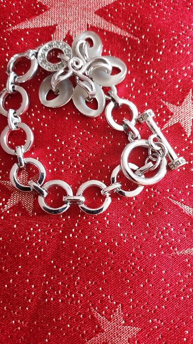 Гривна с камъчета на сваровски.