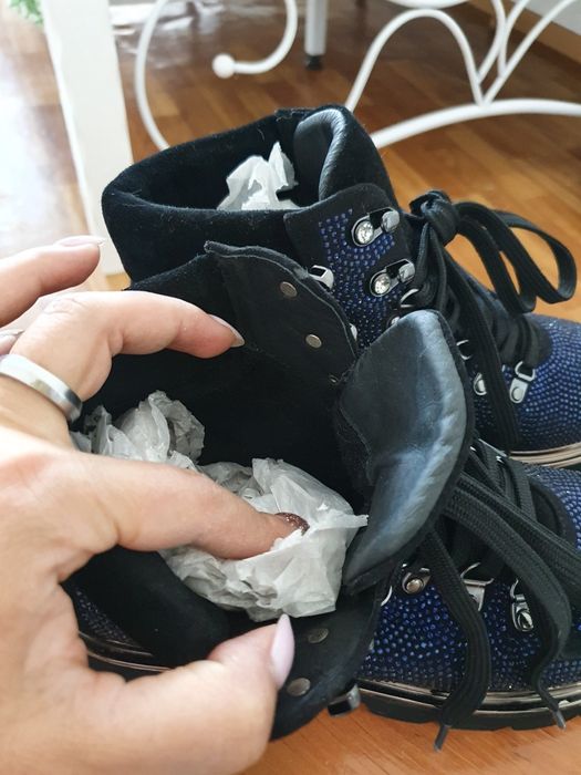 Шикарные ботинки со стразами раз. 38.