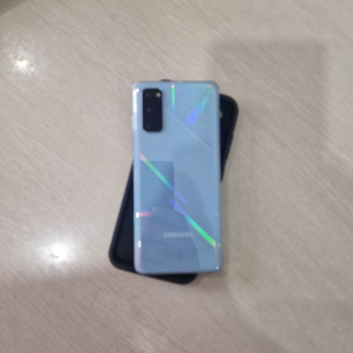 Продам Samsung galaxy s20.