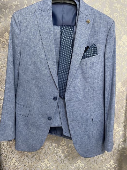 Костюм- тройка голубого цвета размер 50-52
