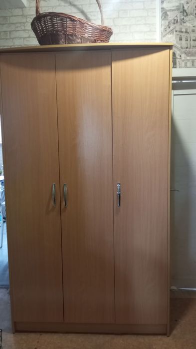 Продам     шкаф.