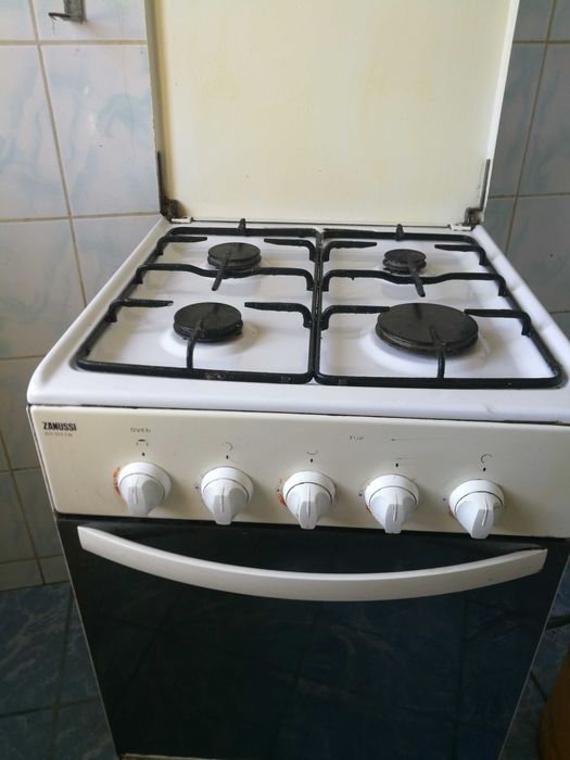Vand aragaz functional la 160 lei