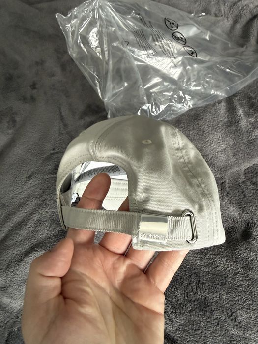 Calvin Klein sapca gri deschis cu logo brodat marime OS noua originala
