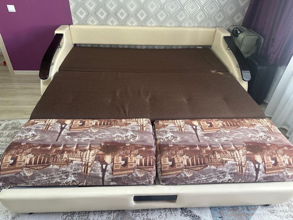 Продам диван в отличном состояний, ………………………………………………………………………………………..