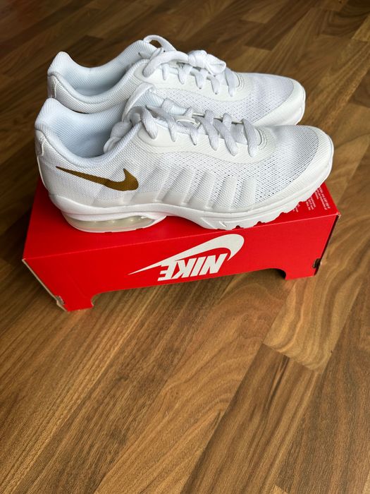 Дамски снейкъри Nike Air Max Invigor