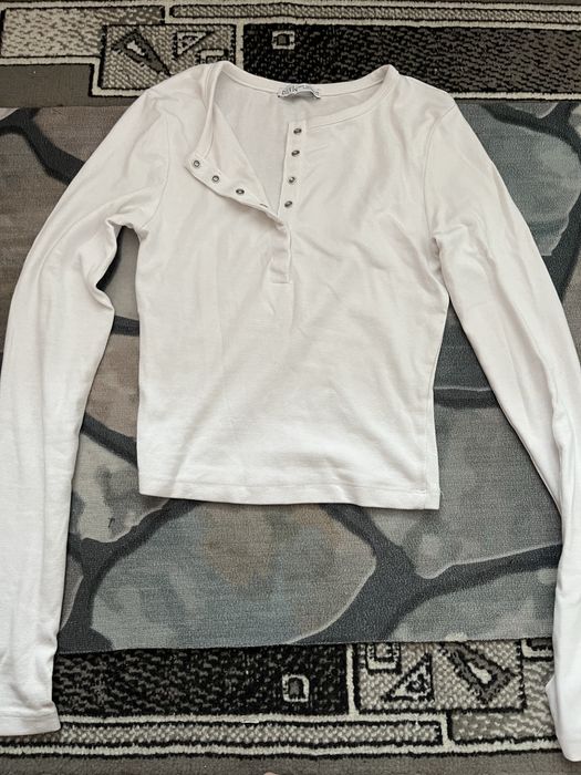 Белый лонгслив с пуговицами