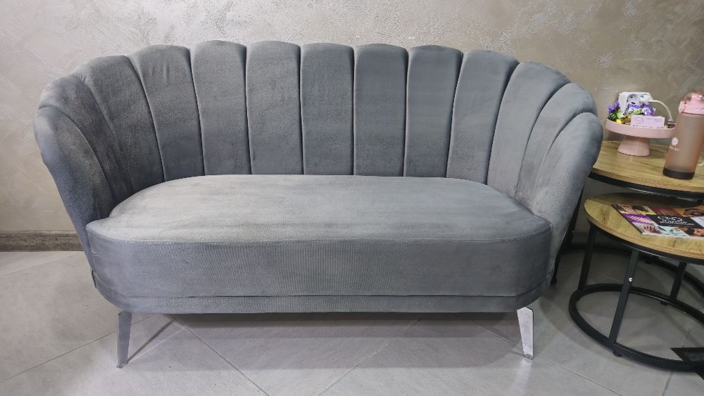Сив двуместен диван