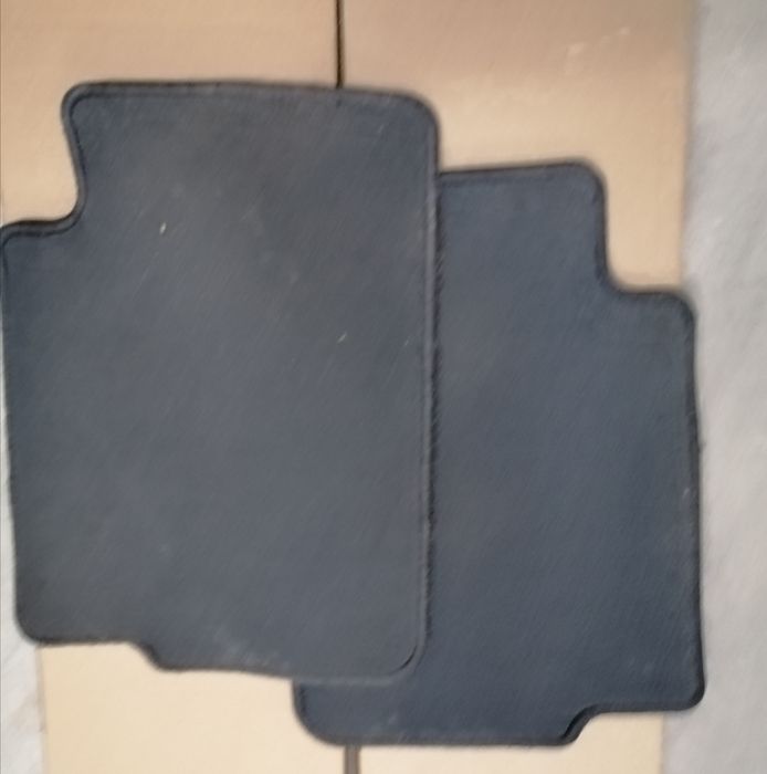 Продавам мокетни стелки за TOYOTA