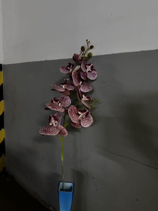 Искусственный цветок с вазой