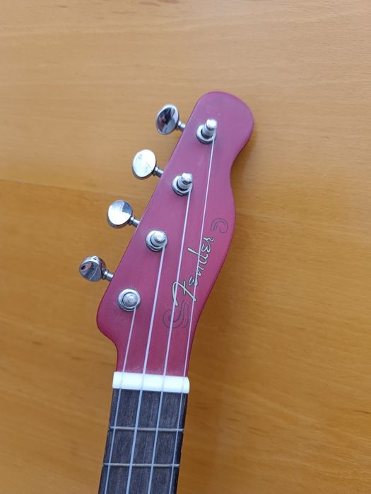 Червено укулеле Fender