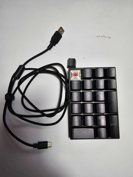 Механичен numpad + мини макро контролер с въртящ се бутон