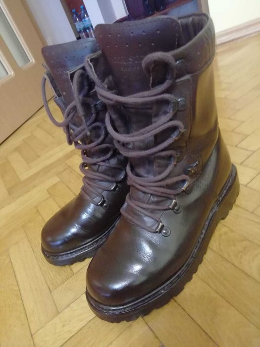 Bocanci militari din piele culoarea maro, măsura 27,5 purtați o dată.