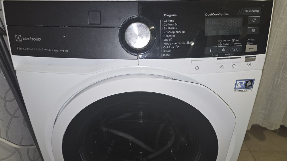 Пералня със сушилня с ТЕРМОПОМПА Electrolux PerfectCare 900 (9/6 кг) -
