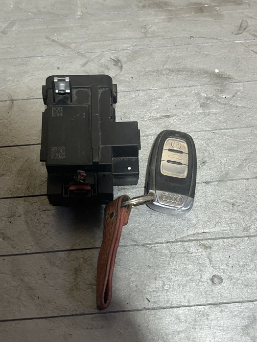 Contact cu cheie Audi A5/ A4 B8 Cod: 8k0 909 131 D