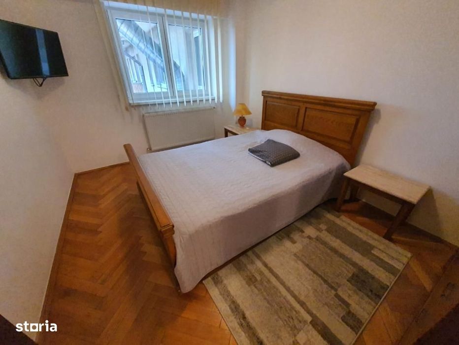 De vanzare Apartament 4 camere cu scara interioara, zona Centru.