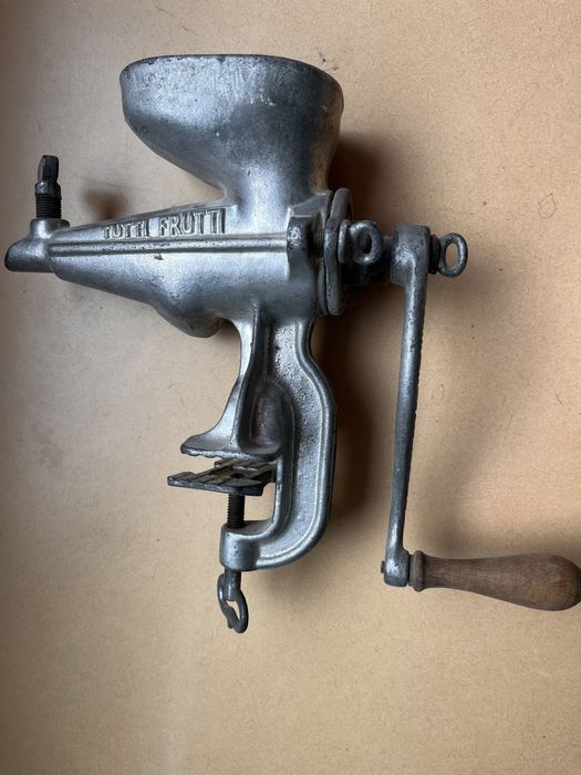 2 Mașini veche de stors fructe, legume și una de măcinat nucă