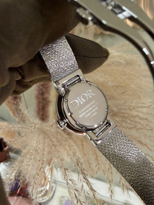 Женские часы Dior в роскошном дизайне