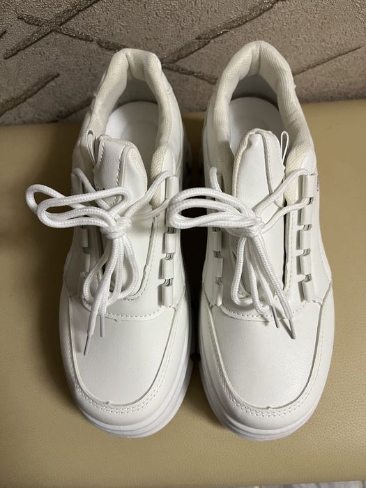 Продается кроссовка белый