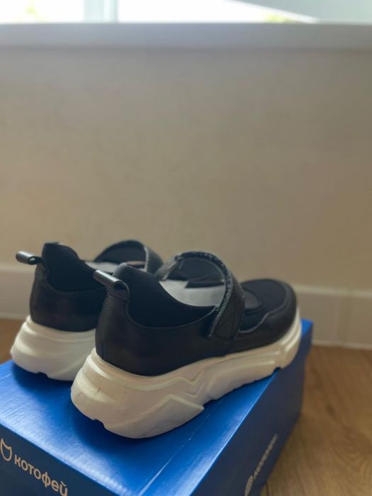 Лоферы и туфли белая подошва