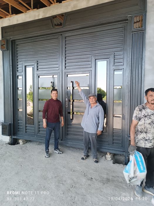 Eski va yangi darvozalar va kravat bor