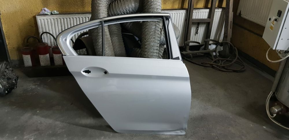 Doua usi dreapta fata si spate Originale BMW seria 5 G30 cu balamale s