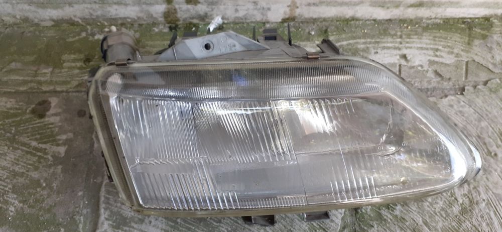 Renault Laguna. 1994-2000 Година. Десен Фар.Hella...Рено Лагуна...