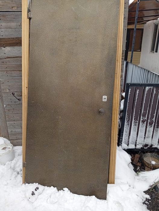 Продам дверь в хорошем состоянии три ключа