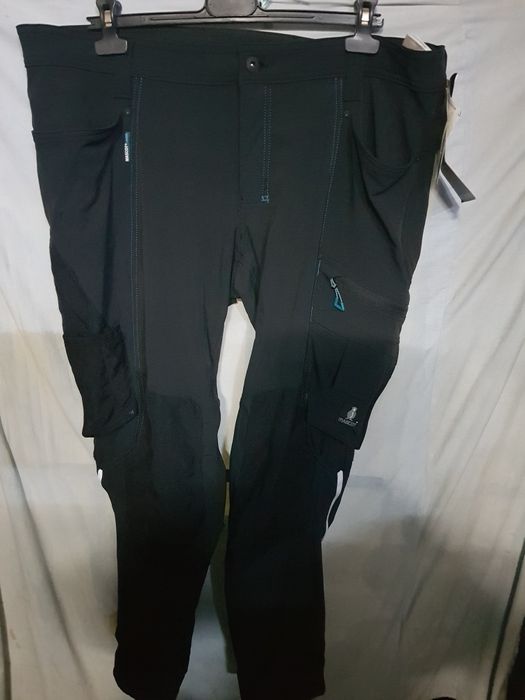 Mascot pantaloni de salopeta