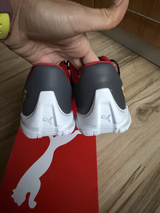 Чисто кови оригинални два  цвята маратонки Puma Ferrari  ! 42,44 н