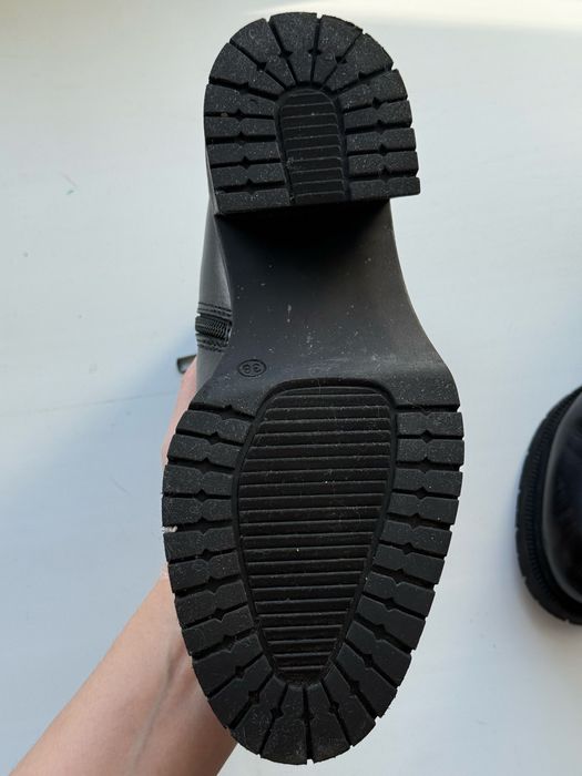 Продаю зимние женские ботинки