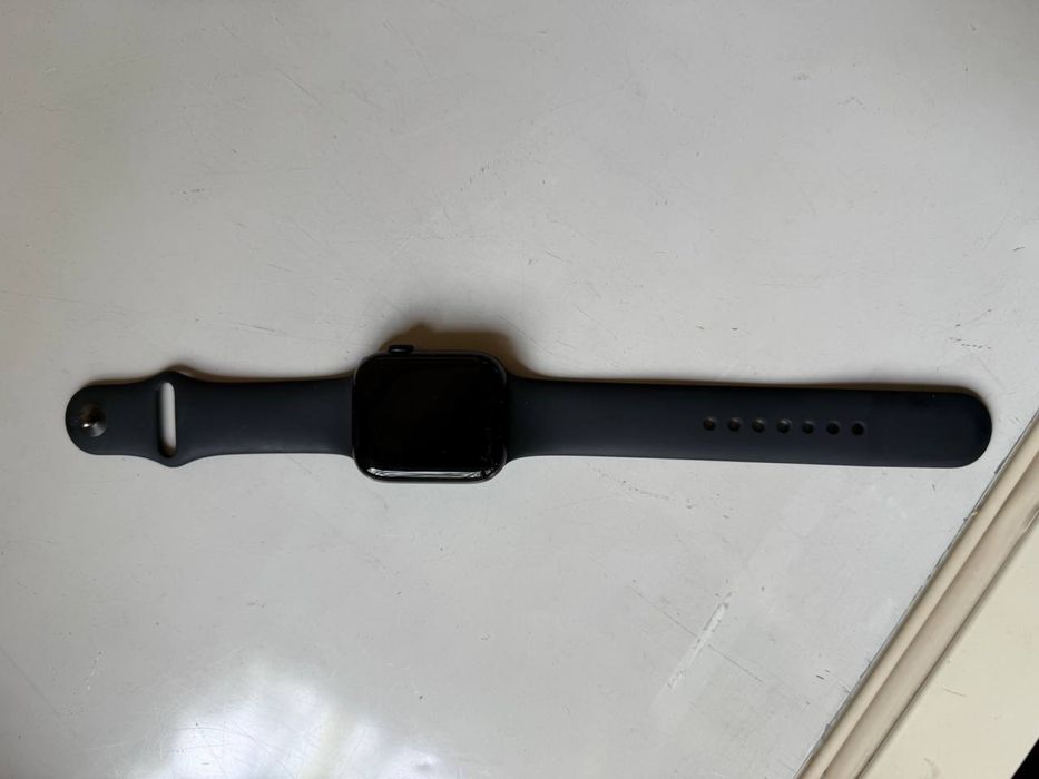 Apple watch 8   .