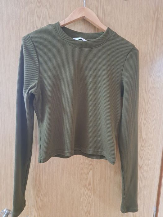 Жилетка H&M,запазена.Зелена блуза H&M-размер s-m.Сива блуза-вталена кройка-ONLY-размер-M м