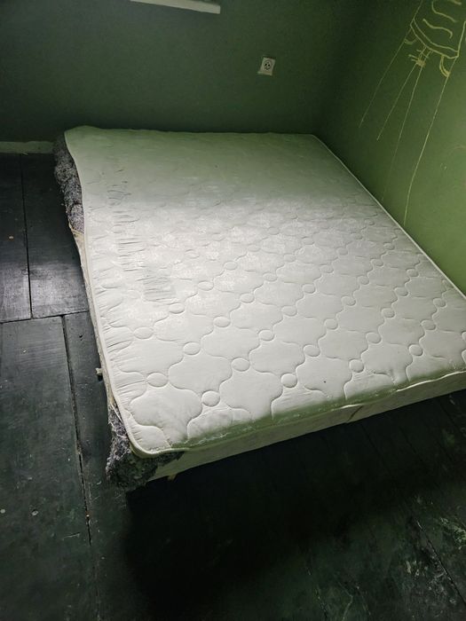 Подарявам безплатно матрак и 2 стола