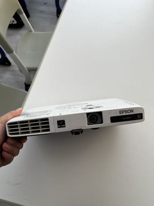 Продаю проектор Epson в отличном состояний