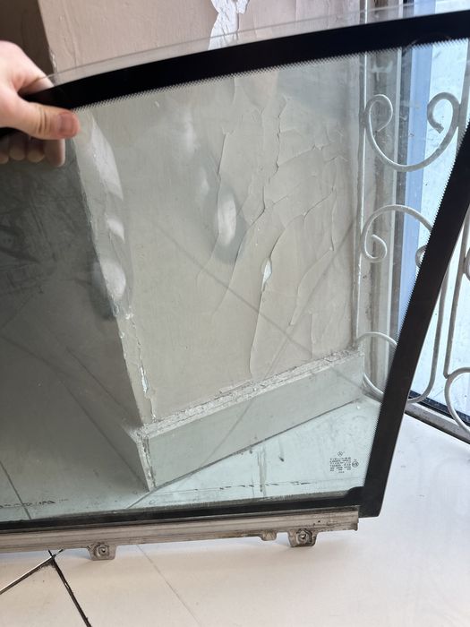 Правое боковое стекло w140