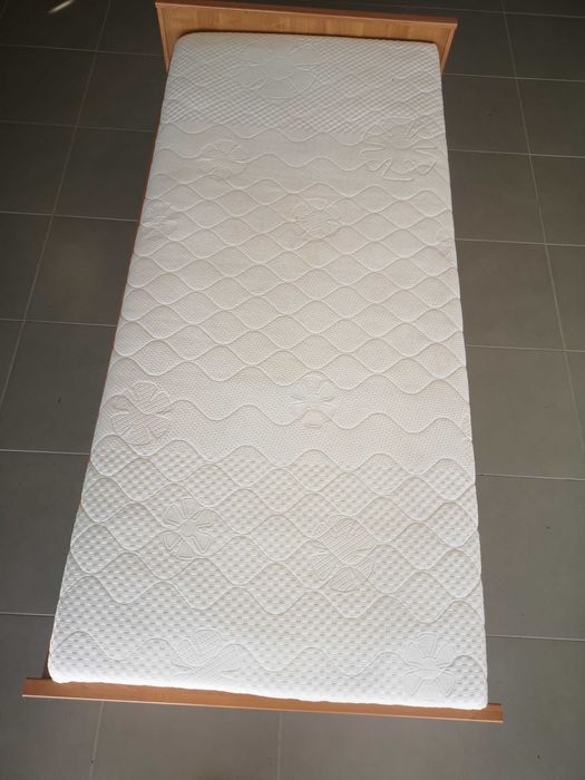 Vand pat 90 X 200 cu saltea in stare foarte buna