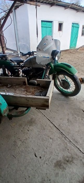 Мотоцикл Урал едет