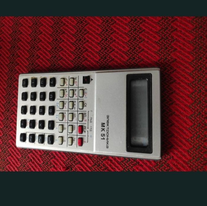 Calculator cu celulă fotovoltaică și riglă de măsurat