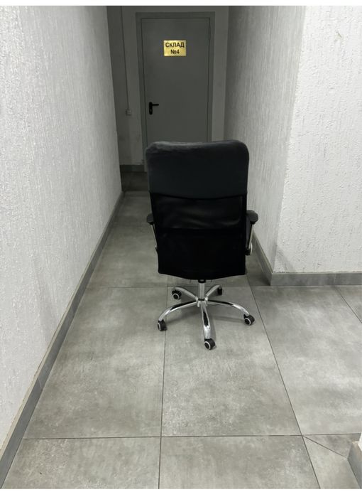 Офисные стулья.