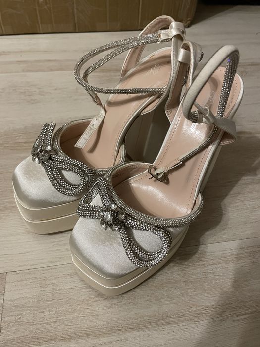 Дамски обувки на дебел ток