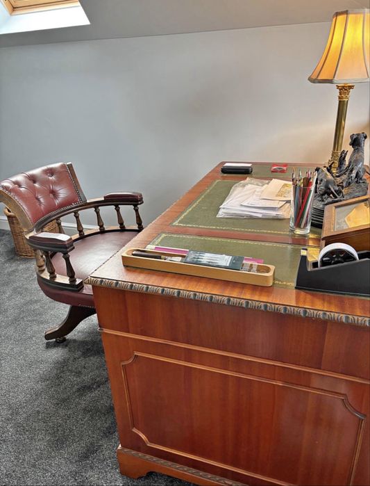 Birou de mahon cu piele verde si fotoliu