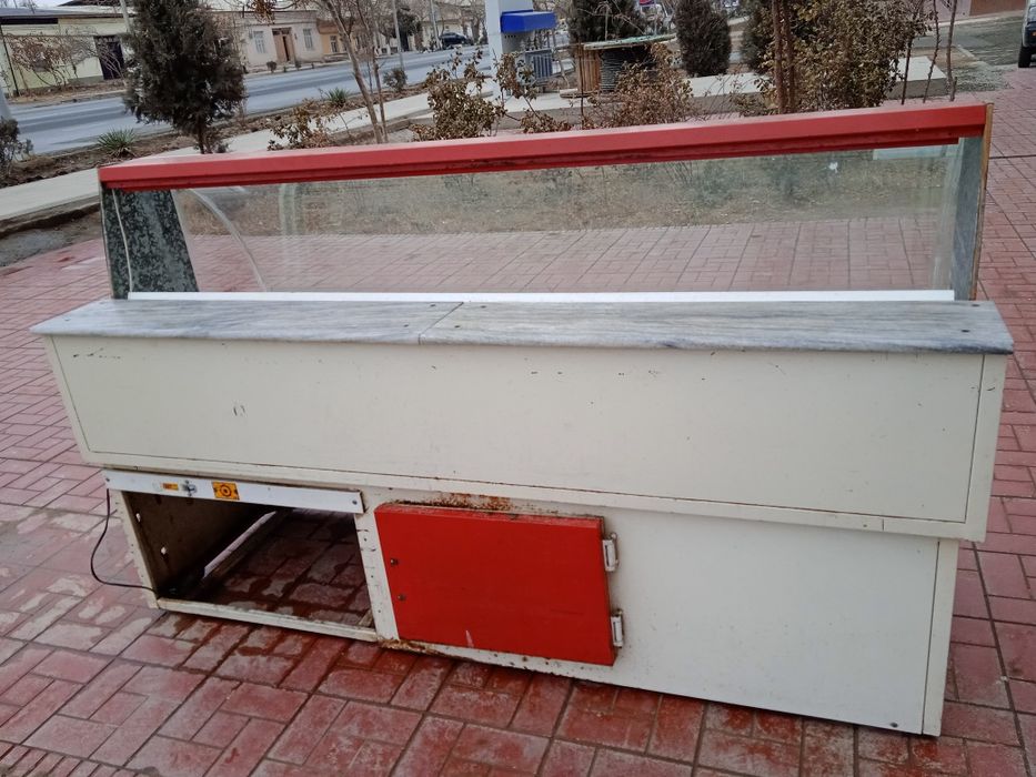 Витрина холодильник сотилади.
