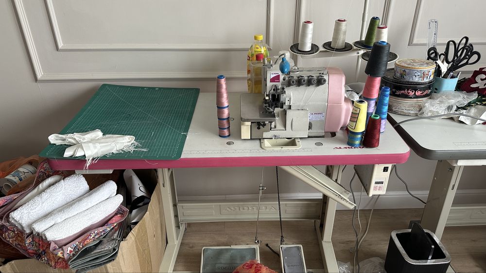 Оверлок швейная машинка в иедальном состоянии