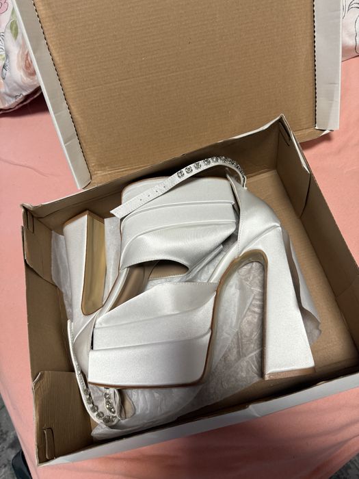 Бели официални сатенени обувки на ток