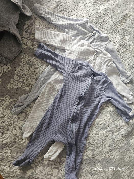 Дрехи за бебе 6-9м. Яке, елек комплект, боди