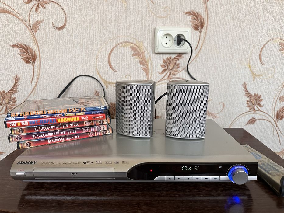 DVD SONY с колонками рабочий с дискоми вместе