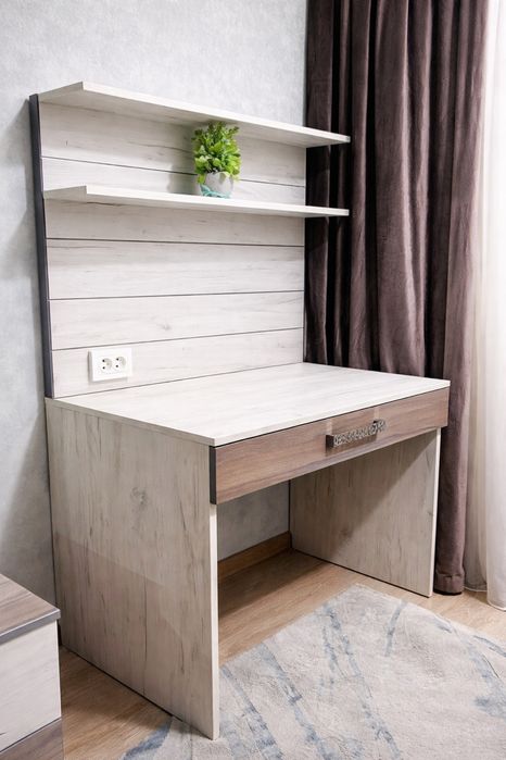 Продам стильный и удобный рабочий стол б/у, как новый!