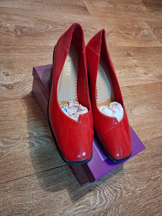 Туфлилер сатылады 9000 тг ден