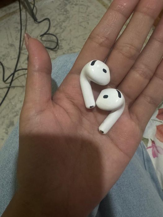 AirPods 4 без футляр