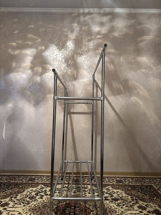 Напольная вешалка для одежды